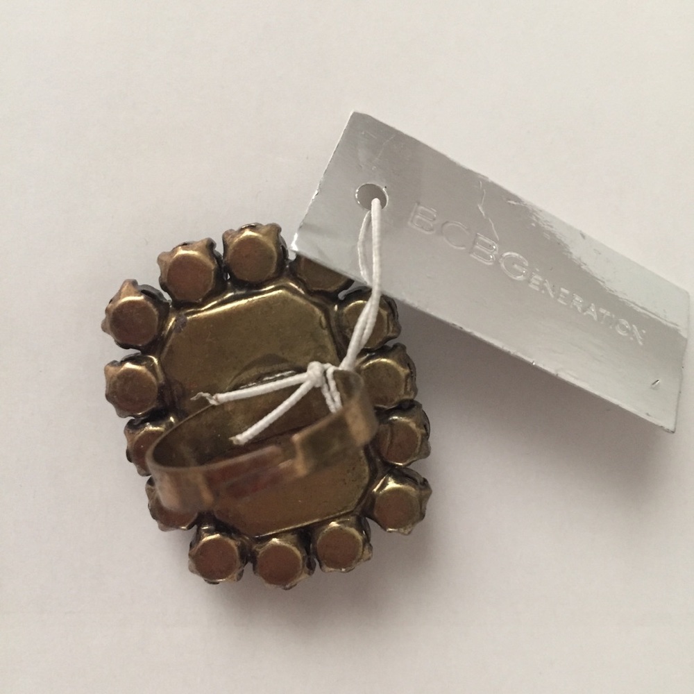 BCBGENERATION BIG COCKTAIL RING FAUX DIAMOND GOLD - Picture 5 of 6